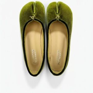 Ballet Tabi Flats in Olive Green Velvet